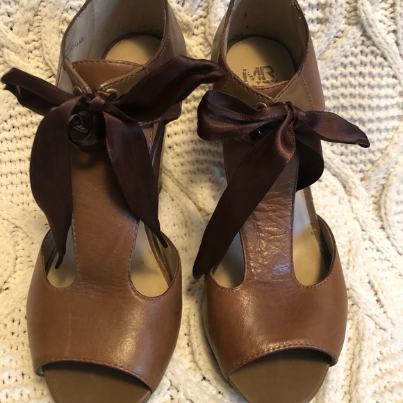 Heels with attractive cutout and feminine bow - Picture 2 of 3